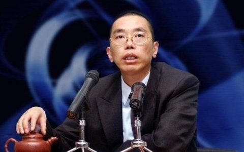 身家400亿今却跑路美国，曾经三度破产