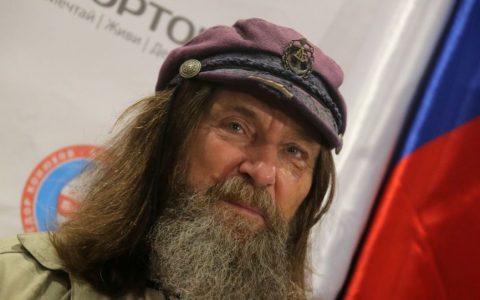 太平洋巨浪三次翻转费奥多尔∙科纽霍夫的船