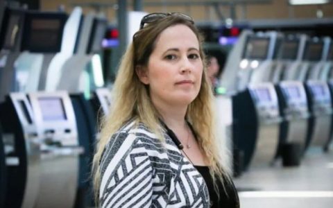 她被扒光衣服全裸搜身! 加拿大边境服务局（CBSA）2年遭800次投诉