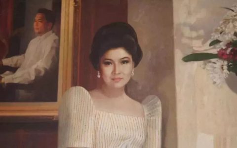 家境贫寒的选美小姐一越成为一国之母，生日宴却会成中毒现场