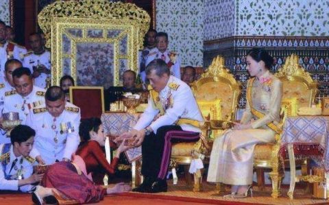 67岁泰王行事怪诞