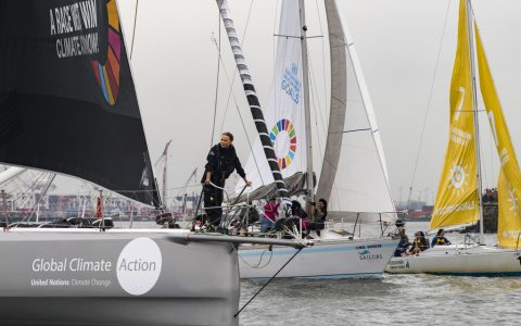 瑞典少女格蕾塔扬帆远航抵达纽约 呼吁紧急采取气候行动