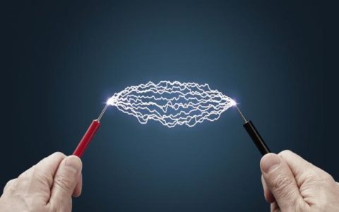 一斤电能供全世界用多少年？