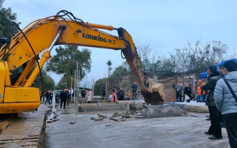 新化县上渡街道：鱼棚拆了 道路通了