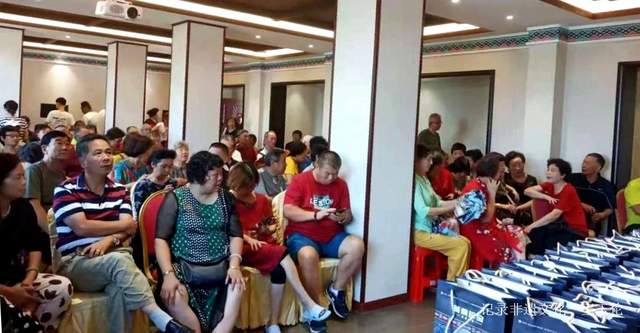 贵州省级非遗苗医药传承人杨汉梅——向居住龙骏家园凯里养生基地退伍军人献爱心