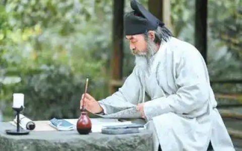 成都69岁“汉服爷爷”火出圈：穿汉服十年 穿的是传统文化的自信