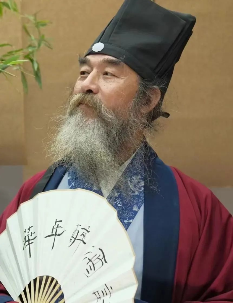 成都69岁“汉服爷爷”火出圈：穿汉服十年 穿的是传统文化的自信