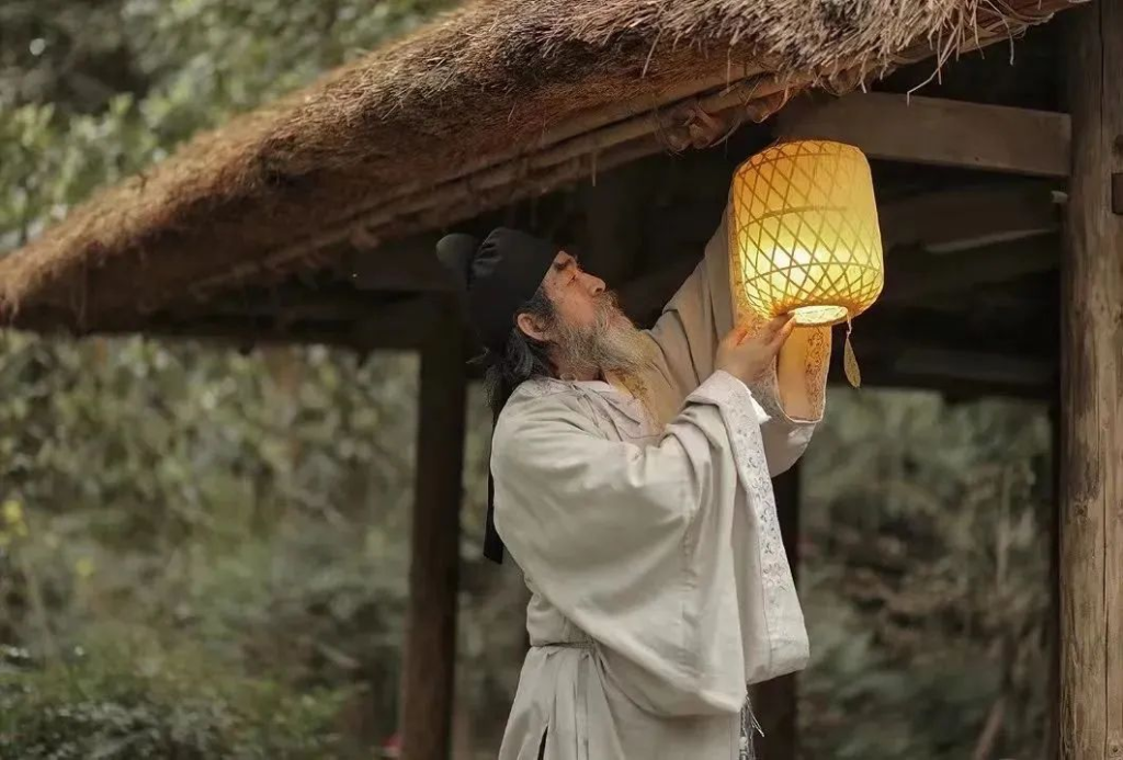 成都69岁“汉服爷爷”火出圈：穿汉服十年 穿的是传统文化的自信