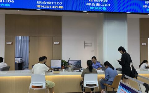 河南省商丘市梁园区政务服务中心-首日启用经过近一年的筹备建设