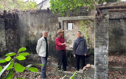 献给爱国教育家谭镳先生的楹联