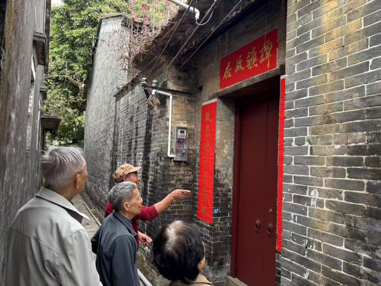 献给爱国教育家谭镳先生的楹联