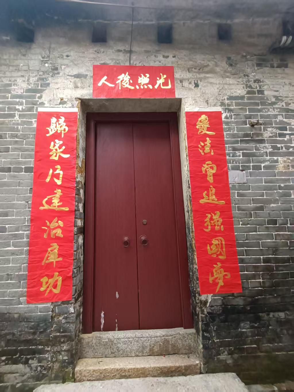 献给爱国教育家谭镳先生的楹联