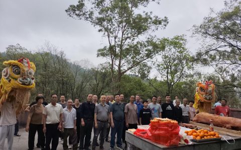 黄菊传薪火，颂歌献先贤——新会各界清明祭拜谭镳先生墓