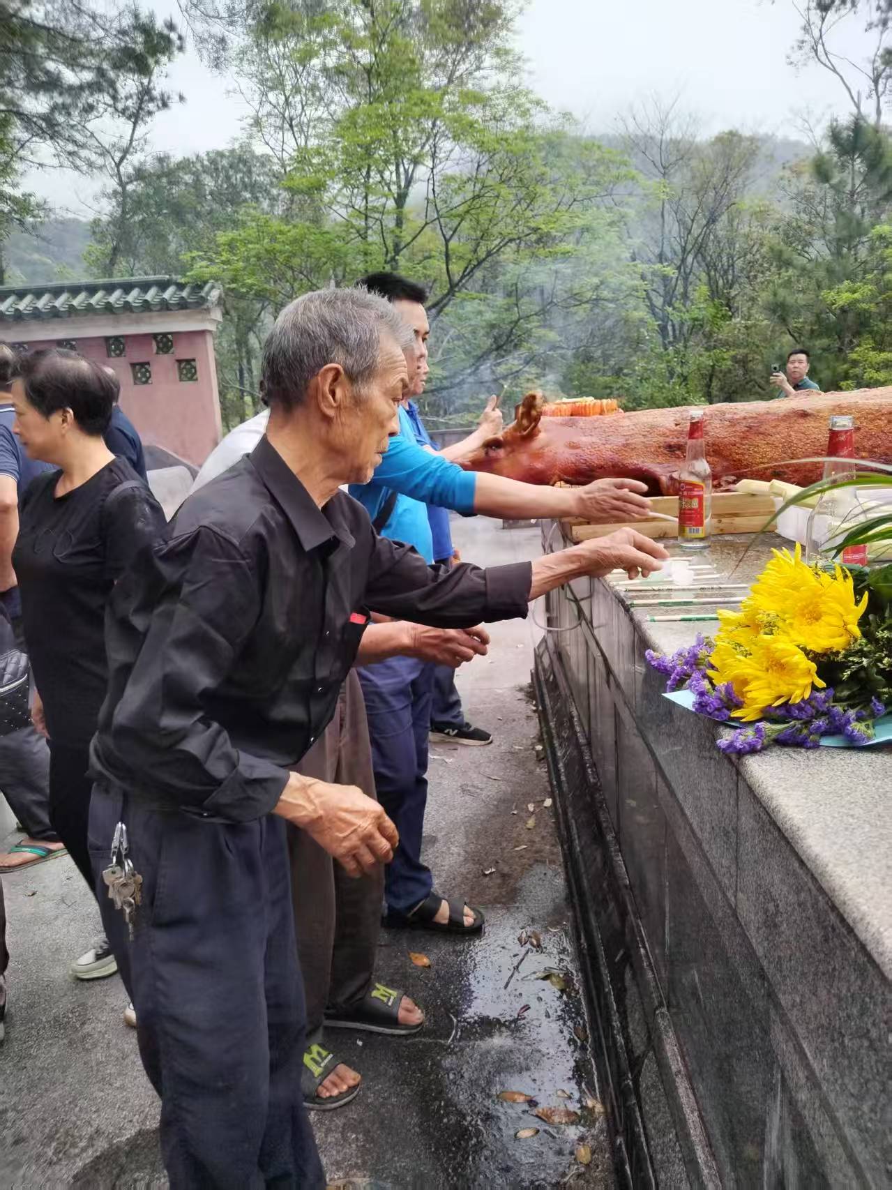 黄菊传薪火，颂歌献先贤——新会各界清明祭拜谭镳先生墓