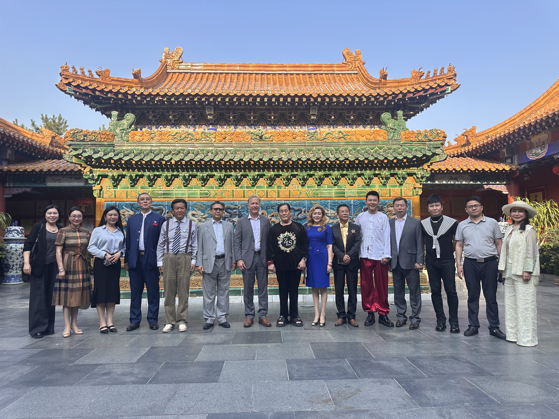 世界收藏大家周力生欢迎美国布什家族成员尼尔·布什一行参访康熙行宫