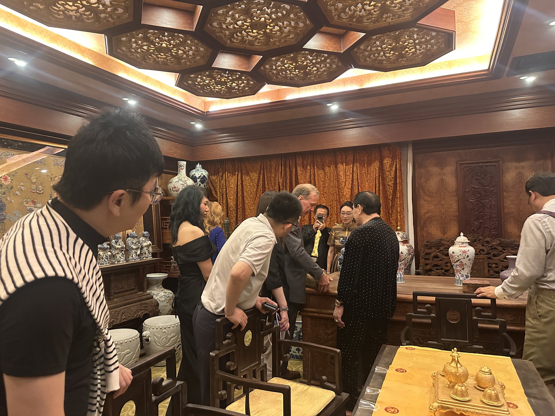 世界收藏大家周力生欢迎美国布什家族成员尼尔·布什一行参访康熙行宫