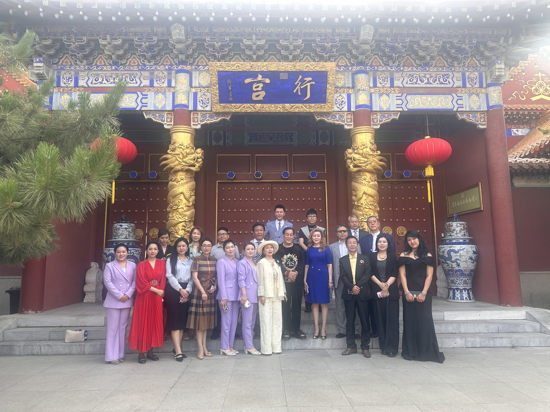 世界收藏大家周力生欢迎美国布什家族成员尼尔·布什一行参访康熙行宫