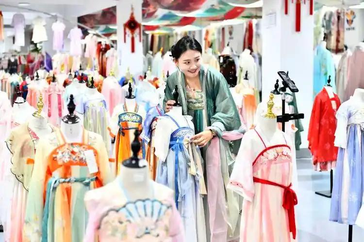 一件汉服卖7万，全国汉服大多来自这里：曹县干成了中国造梦工厂