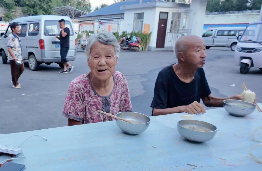 河南95后网红村支书“整顿农村”被国新办点名，登上人民日报和央视：“流量把握好了，就是财富”