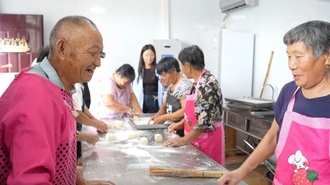 河南95后网红村支书“整顿农村”被国新办点名，登上人民日报和央视：“流量把握好了，就是财富”