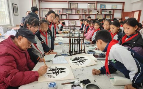 文昌文化润校园 银龄挥毫传文脉