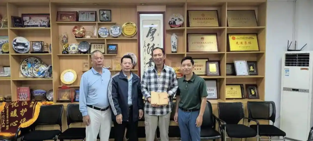 「桑梓情深」澳洲华人张江平向家乡江门捐赠珍贵侨史文物