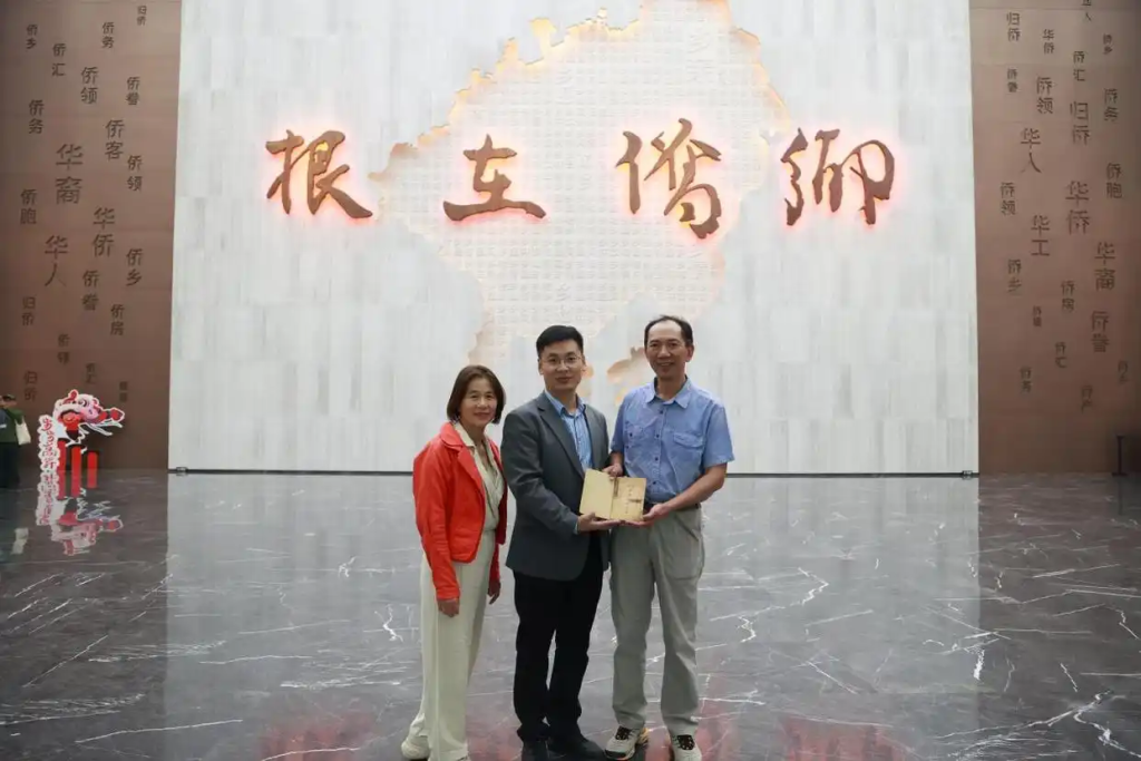 「桑梓情深」澳洲华人张江平向家乡江门捐赠珍贵侨史文物