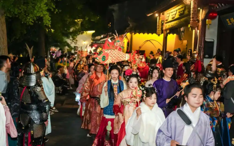 春景映华服，汉服消费热何以长红？