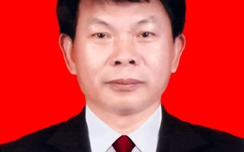 四十六载守茶香，一颗初心映党旗