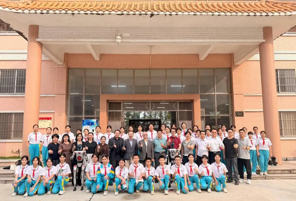 「侨乡新闻」新会学子好新奇：智能机器人很酷很帅！——江门人工智能校园文化节走进新会学校