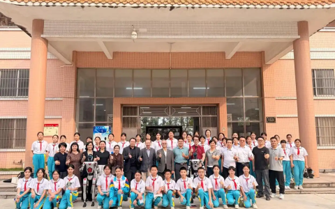「侨乡新闻」新会学子好新奇：智能机器人很酷很帅！——江门人工智能校园文化节走进新会学校