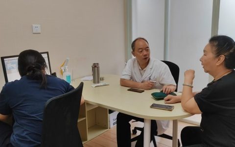 深耕中医四十载 仁心守护百姓健康 ——北京添福家中医康复医院特聘专家王胜岐医师坐诊服务群众