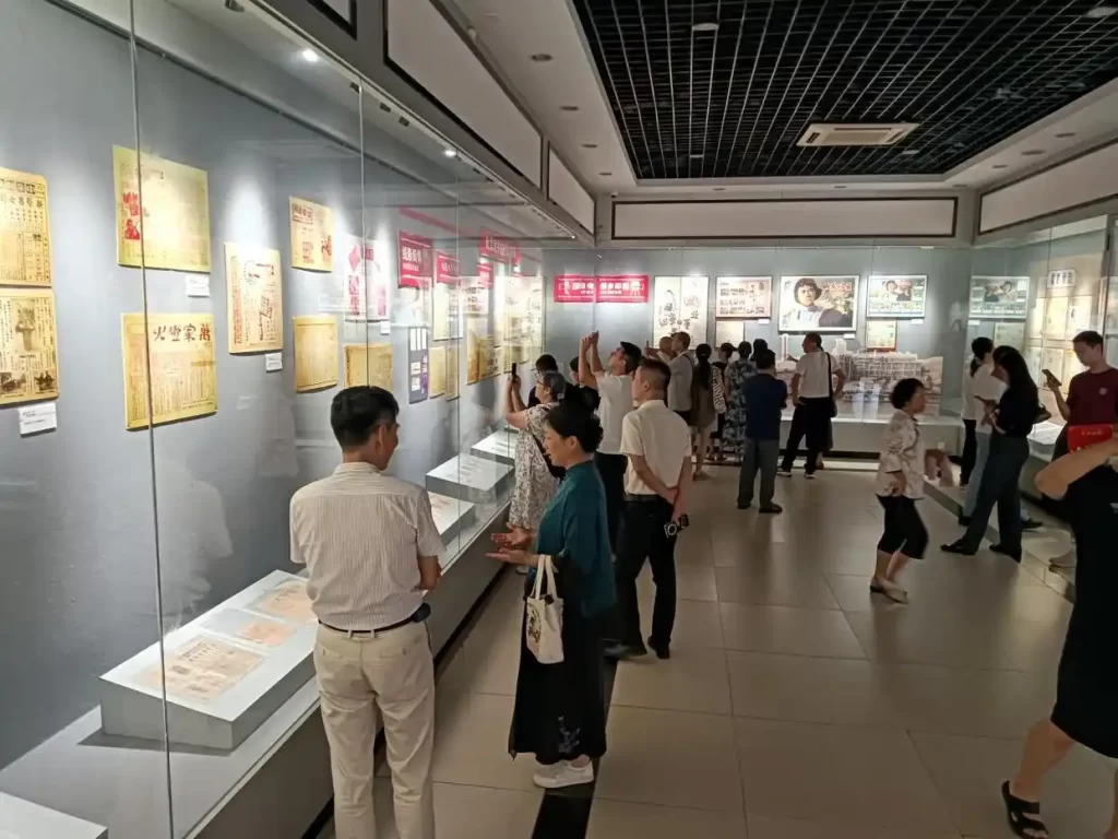 【侨乡故事】新会这场电影海报展:回味和重温侨乡光影史——“侨乡光影·经典留存——电影海报展主题分享会”在新会举行