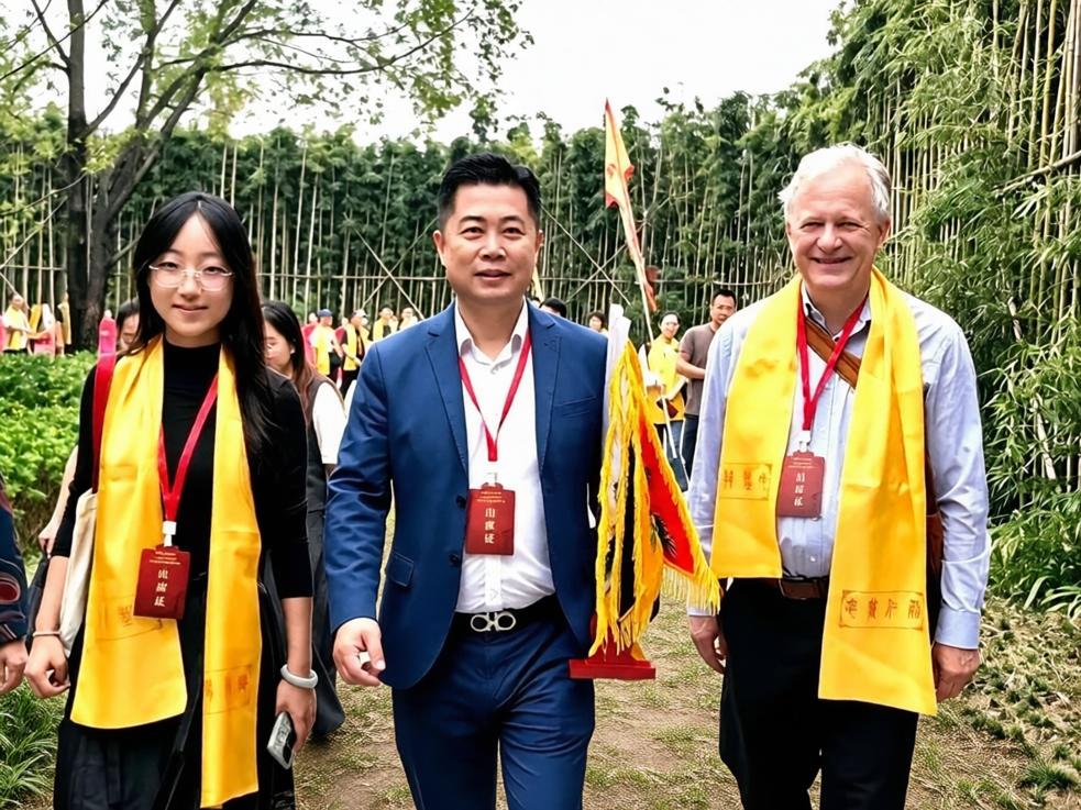 18岁少女露兮，立志走遍天涯敬拜关公，亲手绘制108幅关公美图