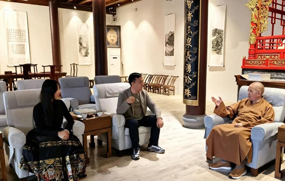 18岁少女露兮，立志走遍天涯敬拜关公，亲手绘制108幅关公美图