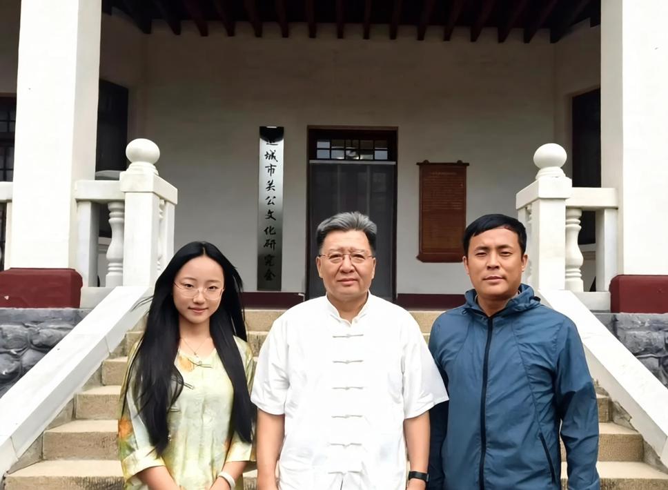 18岁少女露兮，立志走遍天涯敬拜关公，亲手绘制108幅关公美图