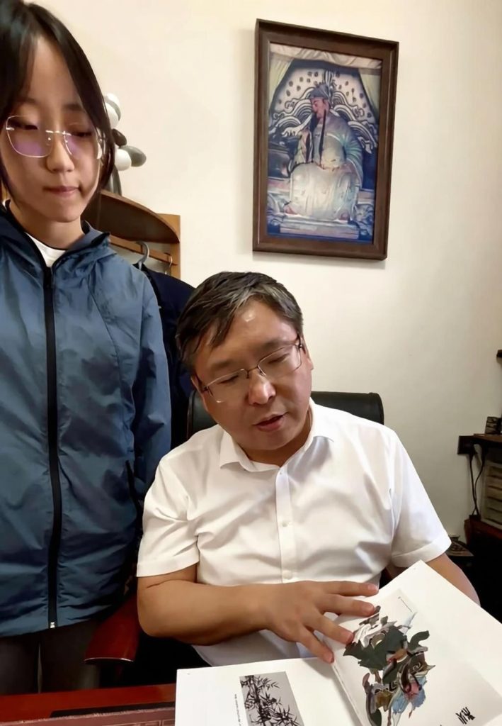 18岁少女露兮，立志走遍天涯敬拜关公，亲手绘制108幅关公美图