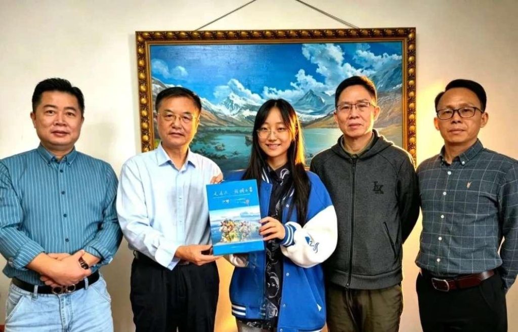 18岁少女露兮，立志走遍天涯敬拜关公，亲手绘制108幅关公美图