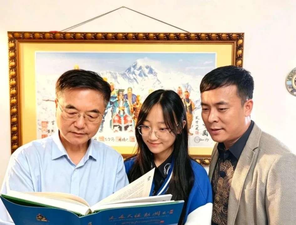 18岁少女露兮，立志走遍天涯敬拜关公，亲手绘制108幅关公美图