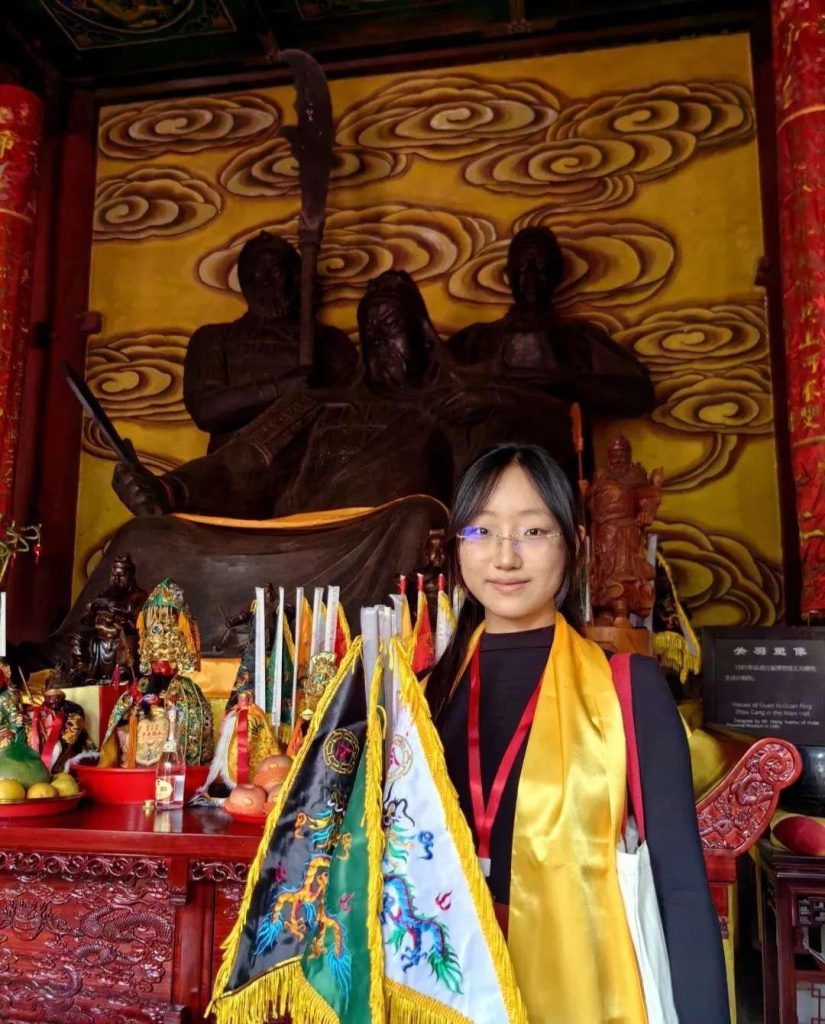 18岁少女露兮，立志走遍天涯敬拜关公，亲手绘制108幅关公美图
