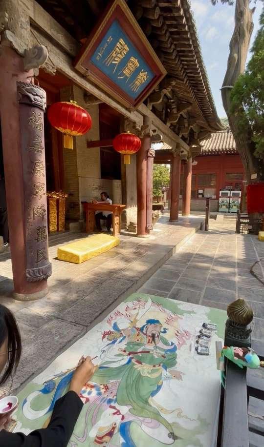 18岁少女露兮，立志走遍天涯敬拜关公，亲手绘制108幅关公美图
