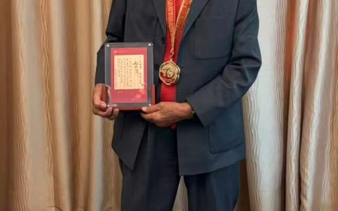 【侨界之光】广东江门籍新加坡侨胞薛荣炘荣获“广交世界70年”纪念徽章与证书