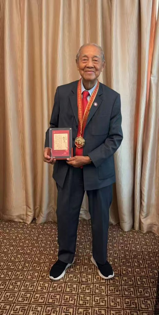 【侨界之光】广东江门籍新加坡侨胞薛荣炘荣获“广交世界70年”纪念徽章与证书